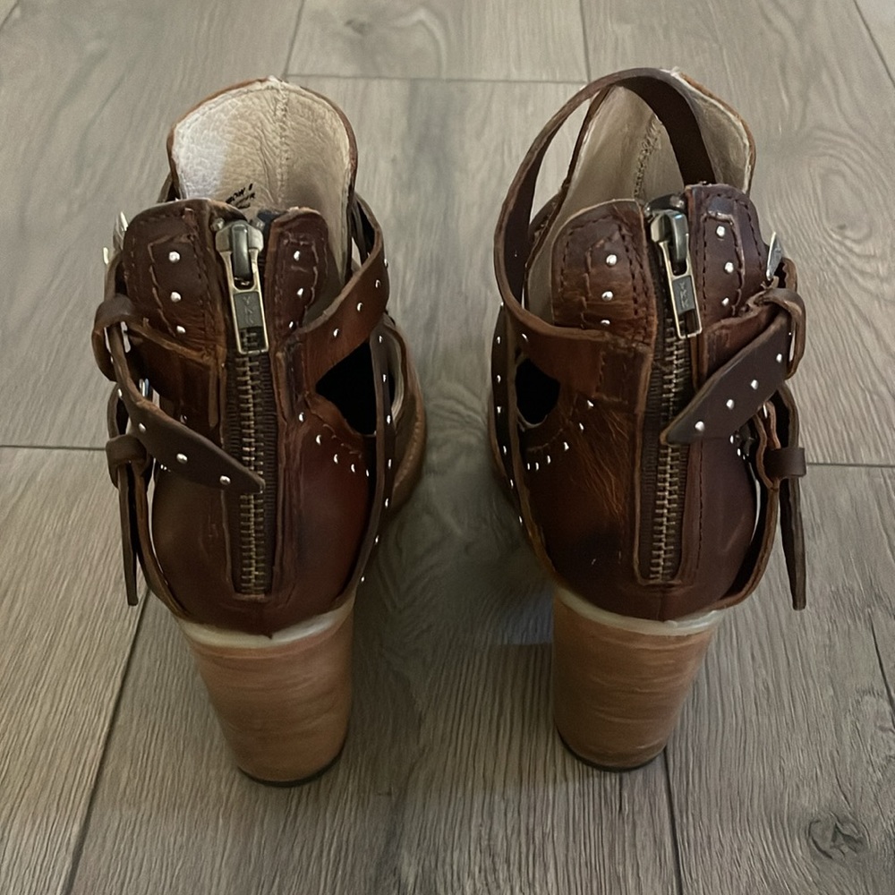 Freebird by Steven Rainbow Studded Buckle Straps Leather Ankle Boots Sz:9 Cognac - Picture 10 of 13